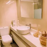 Newly Renovated Super-chic شقة